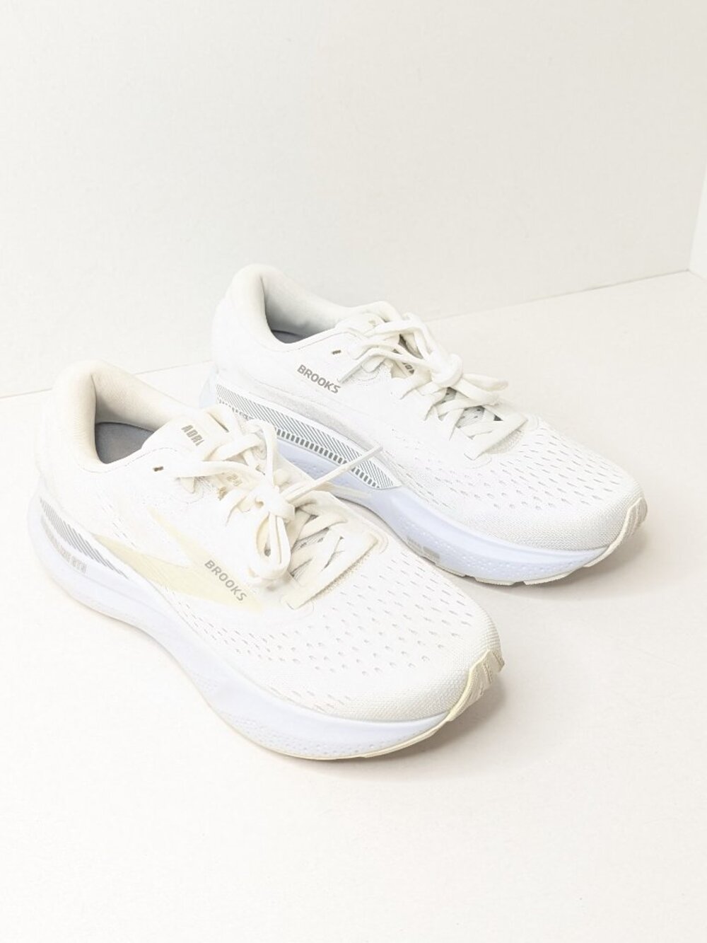 Brooks Adrenaline GTS 24 Running Shoes White Oyster Women's 6
